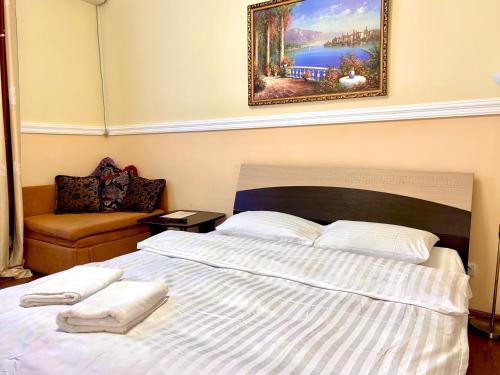 um quarto com uma cama grande com duas almofadas em ApartPoltava Будиночок з мангалом та терасою, Оглядовий майданчик, банківський чек em Poltava