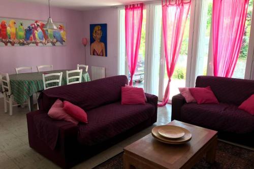 un salon avec deux canapés et une table dans l'établissement Villa Rosa, à Cabourg