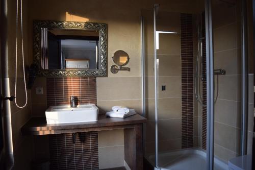 a bathroom with a sink and a shower at Hotel Arte Vida OHG in Spremberg