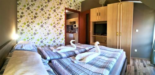 ハイドゥソボスローにあるFortuna Apartmanの2ベッド(白鳥付)が備わる客室です。