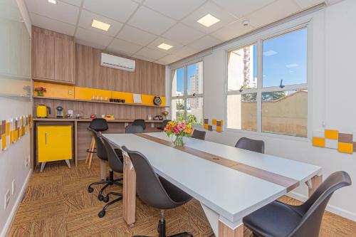 a conference room with a large table and chairs at Mercure Sao Paulo Vila Olimpia in São Paulo