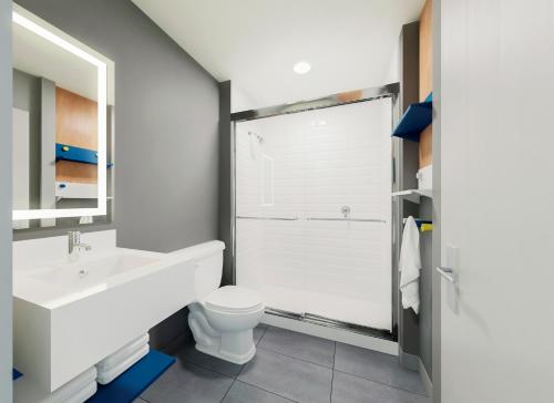 Et badeværelse på Microtel Inn Suites by Wyndham Lac-Megantic