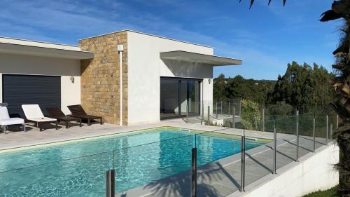 una piscina frente a una casa en Cecile's Villa, en Casal do Pardo