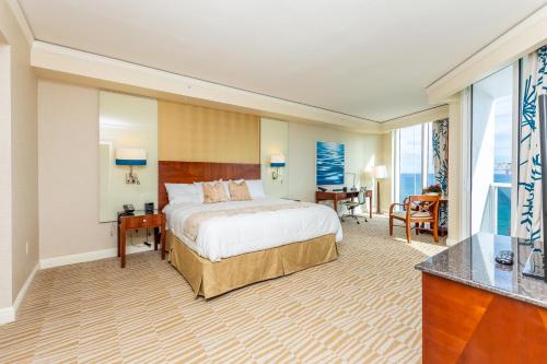 een hotelkamer met een bed en een bureau bij Hotel International Beach Tump Resort Ocean View 1100 sf 1 Bed 1Bth Privately Owned Sunny Isles in Miami Beach