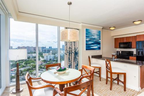 een keuken en eetkamer met een tafel en stoelen bij Hotel International Beach Tump Resort Ocean View 1100 sf 1 Bed 1Bth Privately Owned Sunny Isles in Miami Beach