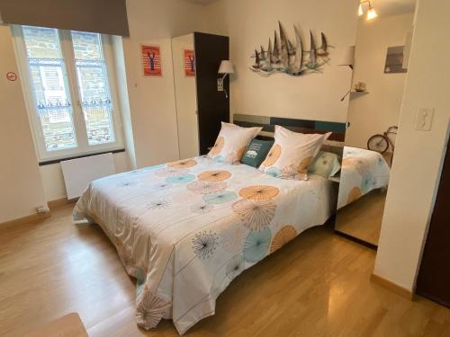 a bedroom with a large bed in a room at STUDIO CANCALE - PORT DE LA HOULE - classé 2 étoiles in Cancale