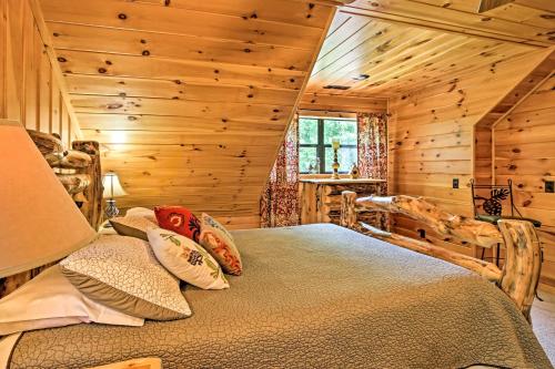 Ένα ή περισσότερα κρεβάτια σε δωμάτιο στο Spacious and Secluded Cabin 25 Mi to Bentonville!