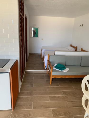 une chambre avec deux lits, une table et une cuisine dans l'établissement Cotillo Lagos, à El Cotillo