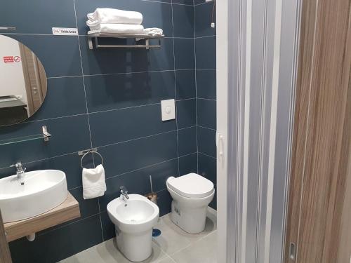 łazienka z toaletą i umywalką w obiekcie Your Home in Naples w mieście Napoli