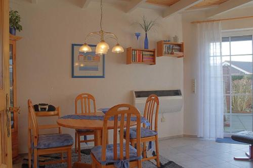 uma cozinha e sala de jantar com mesa e cadeiras em Seestern Bungalow STW45b em Dorum Neufeld