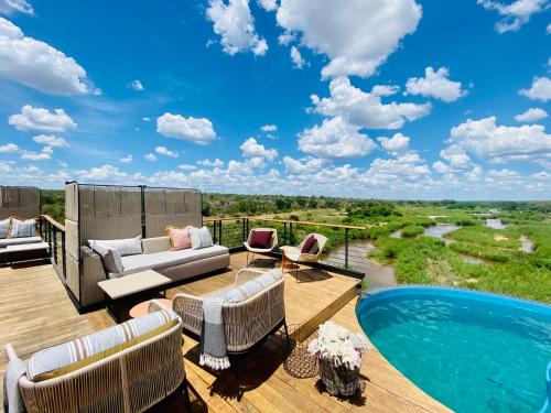 una terraza con sillas y una piscina en estétictead en Kruger Shalati - Train on The Bridge & Garden Suites, en Skukuza