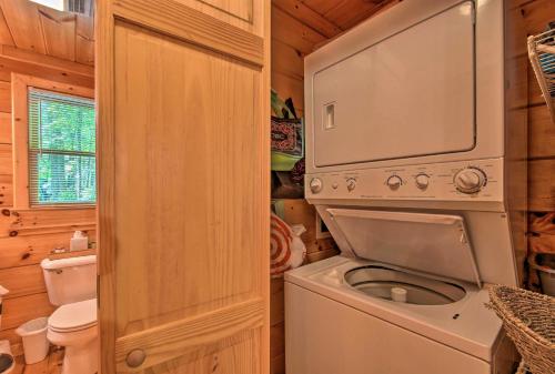 Ένα μπάνιο στο Pinot and Pine Chic Log Cabin about 5 Mi to Blue Ridge
