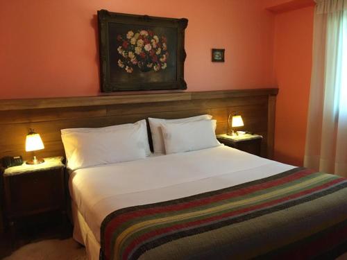 A bed or beds in a room at Los Nobles Hostal de Bosque