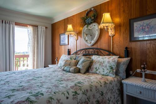 Кровать или кровати в номере A Cape Cod Ocean Manor Inn
