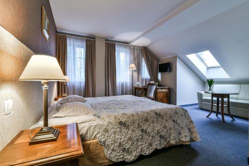 Hotel SPA Wieniawa tesisinde bir odada yatak veya yataklar