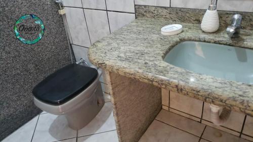 a bathroom with a toilet and a bath tub at Oncotô Palmas Hostel in Palmas