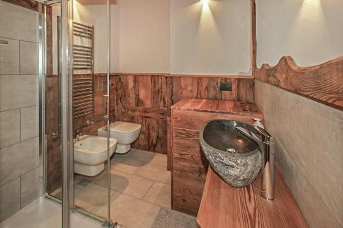 y baño con lavabo, aseo y ducha. en Snowflake Appartamenti Jouvenceaux en Sauze dʼOulx