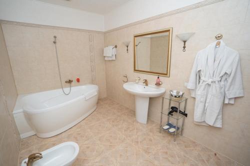 Hotel Piano tesisinde bir banyo