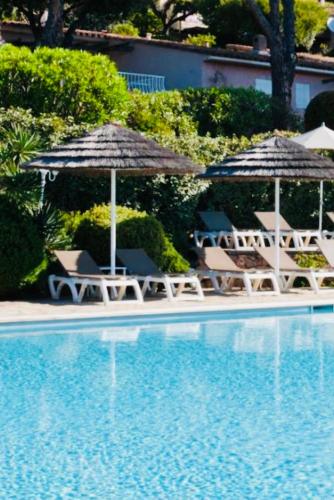 - une piscine bordée de parasols et de chaises dans l'établissement Santa Giulia - Le village de L'hacienda, à Porto-Vecchio