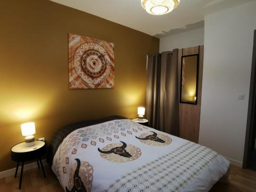 een slaapkamer met een bed en twee lampen op tafels bij Beau T4 lumineux au calme, grande terrasse in Roques Sur Garonne