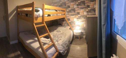 Ce dortoir comprend des lits superposés. dans l'établissement L' ALBATROS - 2 chambres - 5 personnes - Proximité de la plage, à Bréhal