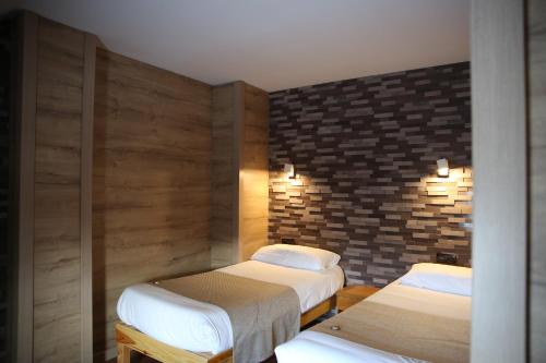  Cal Ruiz -  Room  picture :   Telephone    Hairdryer    Toilet                       