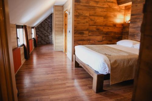  Cal Ruiz -  Room  picture :   Telephone    Hairdryer    Toilet                       