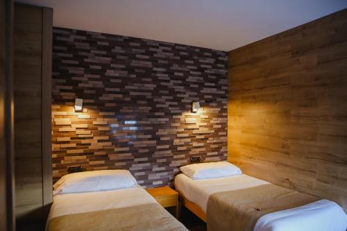  Cal Ruiz -  Room  picture :   Telephone    Hairdryer    Toilet                       