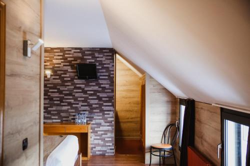  Cal Ruiz -  Room  picture :   Telephone    Hairdryer    Toilet                       