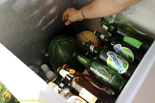 a bin filled with bottles of beer and vegetables at La Luna nel Parco in Fano