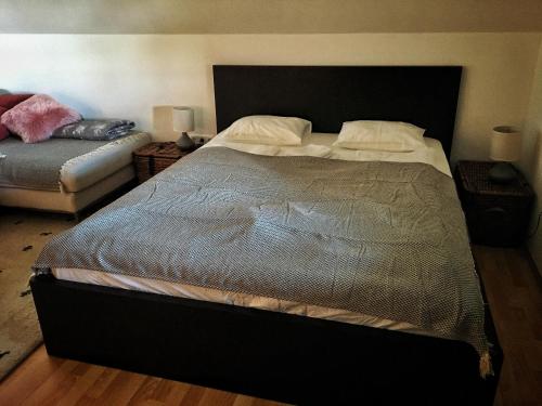 a bedroom with a large bed and a bedsenalsenalsenalsenalsenalsenalsenal at Somlo Wineshop Guesthouse in Somlóvásárhely