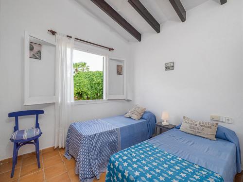 een slaapkamer met 2 bedden en een raam bij VILLA EN CAP EN FONT in Cap d'en Font