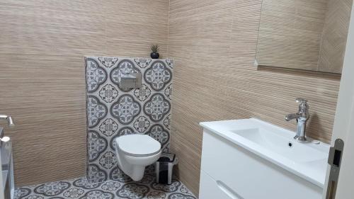 een badkamer met een toilet en een wastafel bij Suit November in Majdal Shams