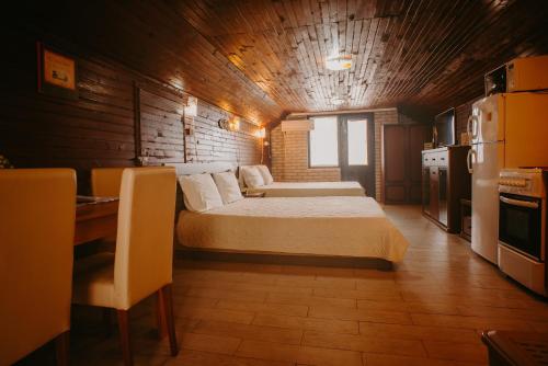 Habitación pequeña con cama y cocina en Apartments Azure Adriatic, en Kotor