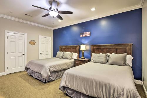 1 dormitorio con 2 camas y pared azul en Resort-Style CondoandSuite on Golf Course with Pool!, en Spring Lake