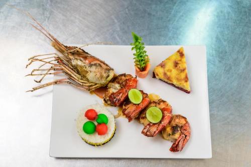 Comida en o cerca de este hotel