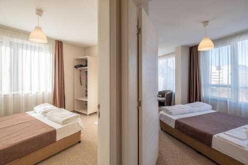 Una habitación de hotel con dos camas y una ventana. en Blue Label Apart House, en Sofía