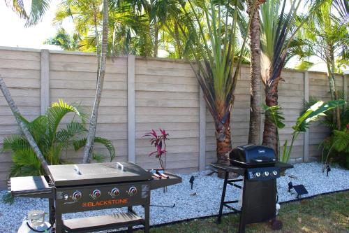 Taman di luar Latitude 26 Waterfront Boutique Resort - Fort Myers Beach