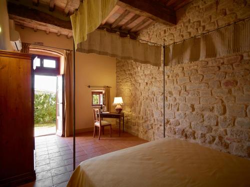 Postel nebo postele na pokoji v ubytování Relais Borgo Petrognano
