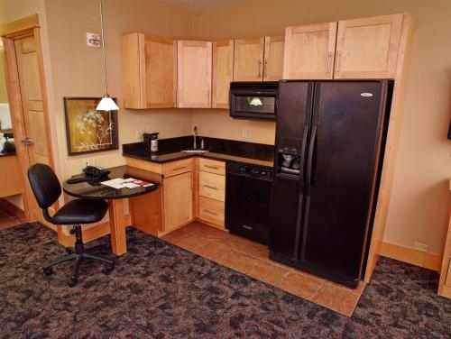 Küche/Küchenzeile in der Unterkunft LivINN Hotel Minneapolis North / Fridley