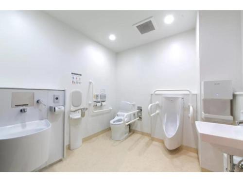 uma casa de banho branca com 2 WC e um lavatório em R&B Hotel Shin Osaka Kitaguchi - Vacation STAY 15208v em Osaka