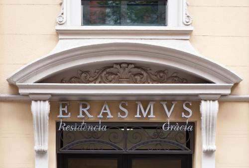 un edificio con un arco sobre una puerta con las palabras de emergencia en Residència Erasmus Gracia, en Barcelona