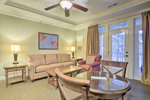 Posezení v ubytování Anderson Golf Club Condo with Community Amenities!