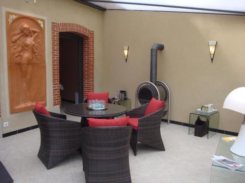 une salle à manger avec une table et des chaises dans l'établissement Domaine de Gaudon, à Ceilloux