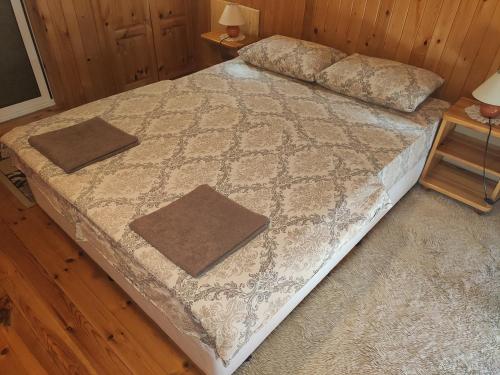 a large bed in a bedroom with a wooden floor at Guesthouse Argacho in Stob