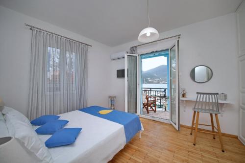 - une chambre avec un lit et une vue sur l'océan dans l'établissement Molos House, à Skopelos