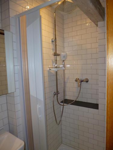 y baño con ducha y puerta de cristal. en Lucky Home Spitzweg Appartment, en Füssen