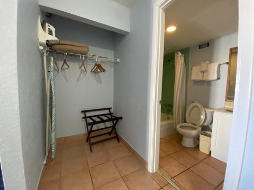 Kylpyhuone majoituspaikassa Coral Sands Inn