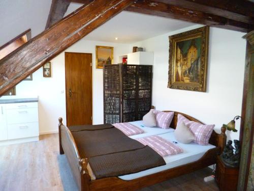 1 dormitorio con 1 cama con almohadas rosas en Lucky Home Spitzweg Appartment, en Füssen