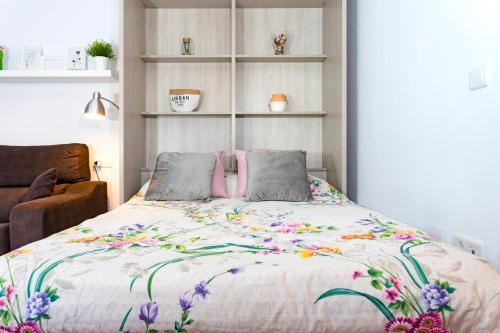 マラガにあるEl Jazmin Venturaのベッドルーム1室(花の飾られたベッド1台付)